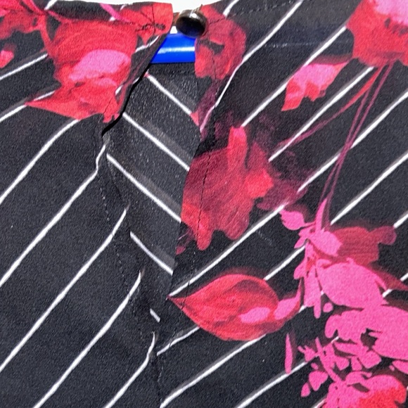 Apt. 9, Size M, Black & White Diagonal Striped Floral Blouse. Keyhole at back. - Picture 6 of 8